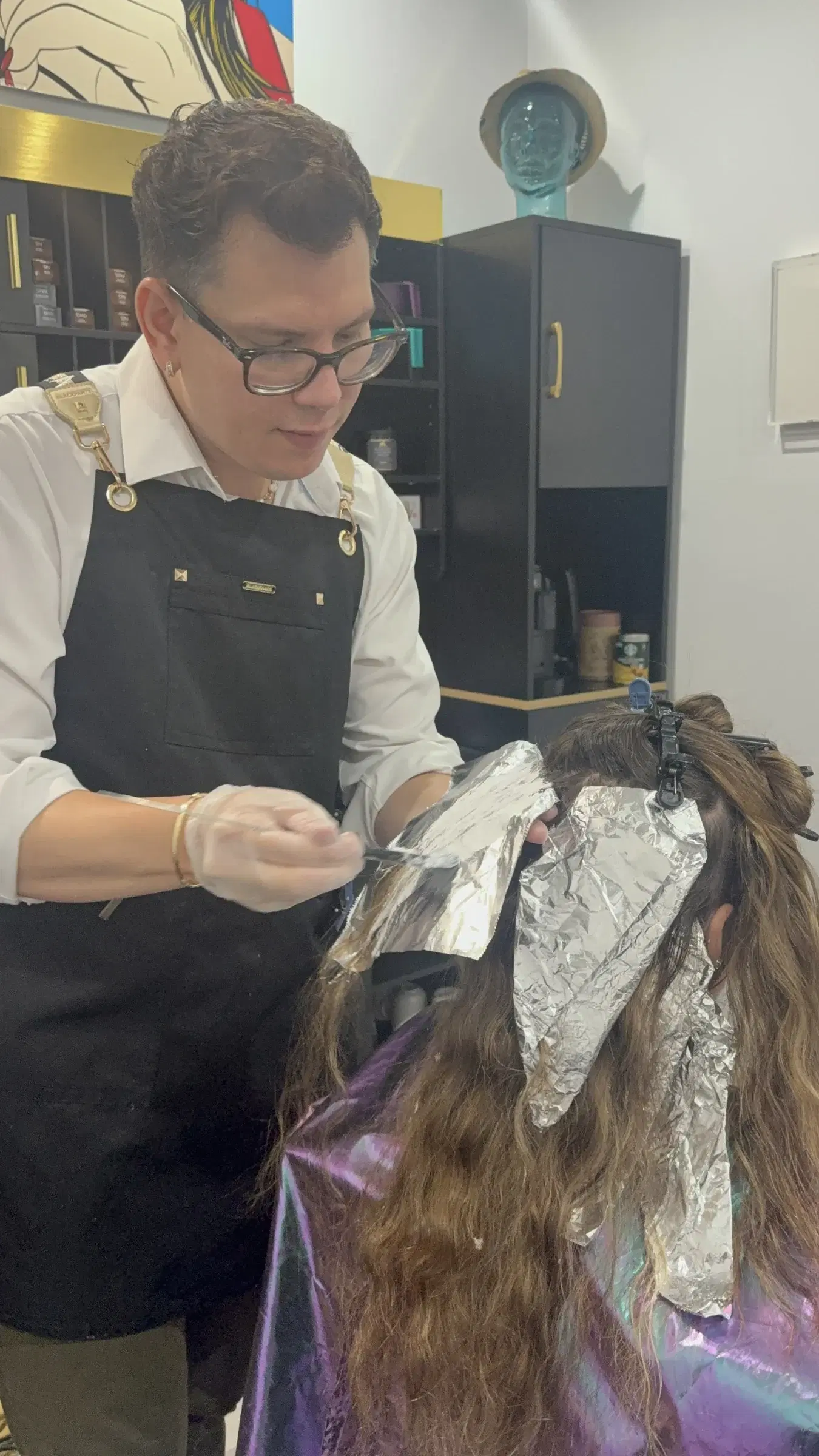 Rudy Perez placing foils for face-framing highlights
