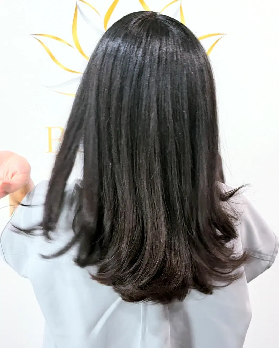 Glossy black lob with a curled-under finish at the lotus wall